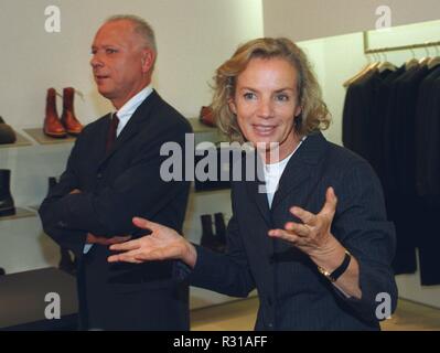 (Dpa) - Der deutsche Modedesigner Jil Sander und der Leiter der Ihre Firma Jil Sander AG, Roland Böhler (L), dargestellt an der Eröffnung des neuen Flagship Store in Hamburg, 18. September 1997. Der Shop hat 500 qm und ein 40 Meter langen Schaufenster. Jil Sander hatte lange widerstanden, die ihren ersten Shop in Hamburg Pöseldorf, die sie 1966 eröffnet. | Verwendung weltweit Stockfoto
