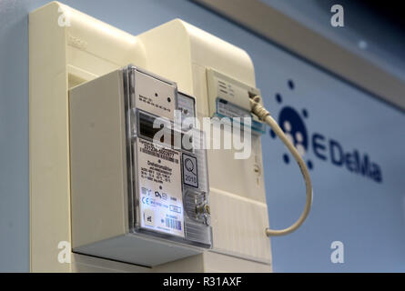 Eine intelligente Power Zahler wird am Mittwoch vorgestellt werden (27.07.2011) in Essen bei der Pressekonferenz mart Meter Project'. Die Strompreise für die privaten Haushalte payer Zeigt an zweiter Linie Energieverbrauch und liefert diese Informationen an einen kleinen Computer. Vorteil für den Kunden ist die permanente Information über den aktuellen Stromkosten. Der Computer zeigt auch an, welche Zeit, zum Beispiel, eine Waschmaschine billiger ist. Die technischen Anforderungen sind im Projekt Ödeme (Entwicklung und Demonstration dezentral vernetzter Energiesysteme) entwickelt. Foto: Roland Weihrauch dpa/lnw | Uns Stockfoto