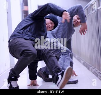 (181121) - Peking, November 21, 2018 (Xinhua) - Datei Foto am 11. März 2011 zeigt Abdul Mubeen (zurück) üben Tanz mit Wang Yang, ein Mitglied der Hip-Hop-Team 'Einfrieren', in Nantong, Osten Chinas in der Provinz Jiangsu. Von 1978, als China seine Reform und Öffnung begonnen, Politik, eine Tür zur Außenwelt geöffnet wurde. Zusammen mit der eingeführten Waren, Mode Ideen unvermeidlich in China glitt und seitdem ist das Land, das ein wenig Mangel war der Mode Vielfalt, begann seine Reise Moden zu verfolgen. In den letzten vier Jahrzehnten, die Sehnsucht nach der Schönheit hat Kinn angetrieben Stockfoto