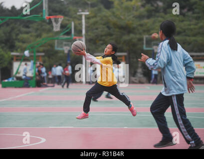 Shishi, China Fujian Provinz. 20 Nov, 2018. Schülerinnen und Schüler basketball Klasse Jinfeng experimentelle Schule bei Shishi Stadt im Südosten der chinesischen Provinz Fujian, Nov. 20, 2018. Mehr als 40 Schulen außerschulische Ausbildung für Studierende, deren Eltern noch am Arbeiten sind, wenn Schule in Shishi ist. Credit: Song Weiwei/Xinhua/Alamy leben Nachrichten Stockfoto