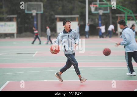 Shishi, China Fujian Provinz. 20 Nov, 2018. Schülerinnen und Schüler basketball Klasse Jinfeng experimentelle Schule bei Shishi Stadt im Südosten der chinesischen Provinz Fujian, Nov. 20, 2018. Mehr als 40 Schulen außerschulische Ausbildung für Studierende, deren Eltern noch am Arbeiten sind, wenn Schule in Shishi ist. Credit: Song Weiwei/Xinhua/Alamy leben Nachrichten Stockfoto