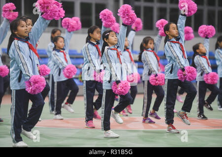 Shishi, China Fujian Provinz. 20 Nov, 2018. Schüler besuchen cheerleading Gymnastik klasse Jinfeng experimentelle Schule bei Shishi Stadt im Südosten der chinesischen Provinz Fujian, Nov. 20, 2018. Mehr als 40 Schulen außerschulische Ausbildung für Studierende, deren Eltern noch am Arbeiten sind, wenn Schule in Shishi ist. Credit: Song Weiwei/Xinhua/Alamy leben Nachrichten Stockfoto