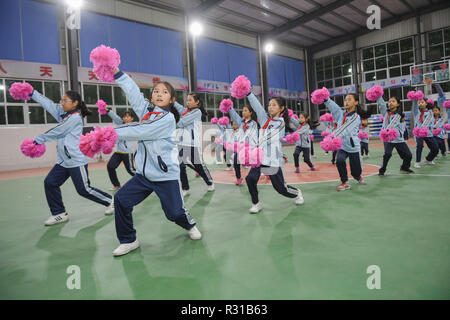 Shishi, China Fujian Provinz. 20 Nov, 2018. Schüler besuchen cheerleading Gymnastik klasse Jinfeng experimentelle Schule bei Shishi Stadt im Südosten der chinesischen Provinz Fujian, Nov. 20, 2018. Mehr als 40 Schulen außerschulische Ausbildung für Studierende, deren Eltern noch am Arbeiten sind, wenn Schule in Shishi ist. Credit: Song Weiwei/Xinhua/Alamy leben Nachrichten Stockfoto