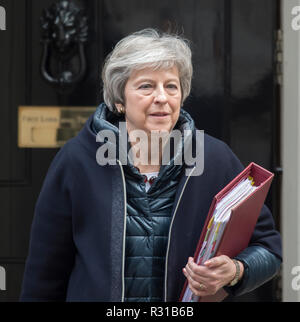 10 Downing Street, London, UK. 21. November 2018. British PM Theresa May Blätter Downing Street Prime Minister Fragen im Parlament vor seiner Abreise nach einem Treffen am Abend in Brüssel teilnehmen. Credit: Malcolm Park/Alamy Leben Nachrichten. Stockfoto