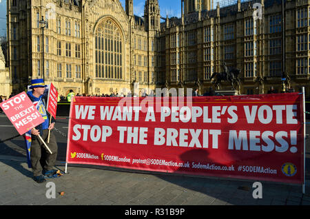 Westminster, London, Großbritannien. 21. November 2018, London. Steve Bray und dem sodem Anti-Brexit Kampagne außerhalb des Parlaments auf Ihre täglichen protestieren. Credit: PjrFoto/Alamy leben Nachrichten Stockfoto