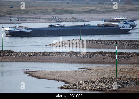 21. November 2018, Nordrhein-Westfalen, Düsseldorf: bei Ebbe, Frachtschiffe segeln zwischen trocken gefallenen buhnen am Rhein. Foto: Federico Gambarini/dpa Stockfoto