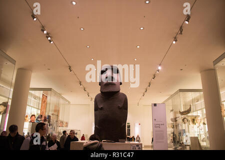 London, Großbritannien. 21. November 2018. Der Gouverneur der östlichen Insel hat das British Museum gebeten, seine berühmten Basalt Statue als Hoa Hakannai' ein Zurückgehen auf über AD 1000-1200 auf Rapa Nui/Eastern Insel im Südpazifik 1869 Queen Victoria gespendet wurde bekannt, zurückzukehren. Credit: Amer ghazzal/Alamy leben Nachrichten Stockfoto