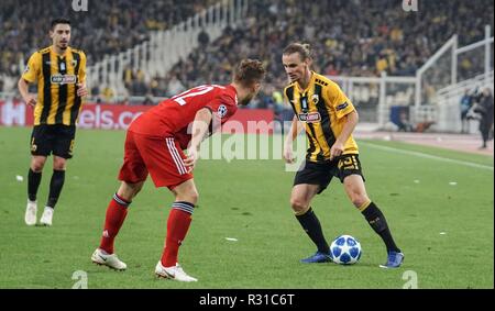 Athen, Griechenland. 23 Okt, 2018. Niklas Hult von Aek Athen FC und Javi Martinez von Bayern München sind in Aktion während der Gruppe E Spiel der UEFA Champions League zwischen dem FC und FC Bayern München im Olympiastadion in Athen gesehen. Credit: Ioannis Alexopoulos/SOPA Images/ZUMA Draht/Alamy leben Nachrichten Stockfoto