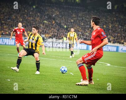 Athen, Griechenland. 23 Okt, 2018. Mats Hummels und Arjen Robben der FC Bayern München sind in Aktion während der Gruppe E Spiel der UEFA Champions League zwischen dem FC und FC Bayern München im Olympiastadion in Athen gesehen. Credit: Ioannis Alexopoulos/SOPA Images/ZUMA Draht/Alamy leben Nachrichten Stockfoto