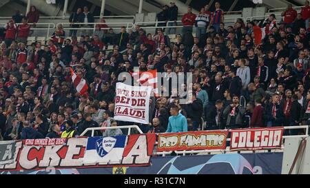 Athen, Griechenland. 23 Okt, 2018. Fc Bayern München Fans sind zu sehen, die eine Fahne während der Gruppe E Spiel der UEFA Champions League zwischen dem FC und FC Bayern München im Olympiastadion in Athen. Credit: Ioannis Alexopoulos/SOPA Images/ZUMA Draht/Alamy leben Nachrichten Stockfoto