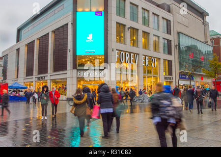 Für immer 21, Liverpool, Merseyside. Nov 2018 21. UK Wetter: Nass, kalt, windig und verhangen, als die Stadt Einzelhandels bereitet sich auf einem der hektischsten Tage des Jahres als der Countdown zu beschäftigt, Schwarzer Freitag. anfängt. Kredit; MediaWorldImages/AlamyLiveNews. Stockfoto