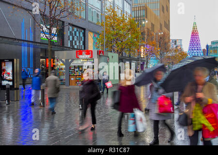 Liverpool, Merseyside. Nov 2018 21. UK Wetter: Nass, kalt, windig und verhangen, als die Stadt retail District, mit Weihnachtsschmuck & Baum, bereitet sich auf einem der hektischsten Tage des Jahres als der Countdown zu beschäftigt, Schwarzer Freitag. anfängt. Kredit; MediaWorldImages/AlamyLiveNews. Stockfoto