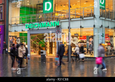 Deichmann, Liverpool, Merseyside. Nov 2018 21. UK Wetter: Nass, kalt, windig und verhangen, als die Stadt Einzelhandels bereitet sich auf einem der hektischsten Tage des Jahres asder Countdown zum Schwarzen Freitag beginnt. Kredit; MediaWorldImages/AlamyLiveNews. Stockfoto