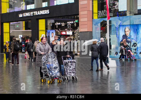 Liverpool, Merseyside. November 2018. Wetter in Großbritannien: Nass, kalt, stürmig und bedeckt JD Sports, König der Sportscheibe, während sich das Einzelhandelsviertel der Stadt auf einen der geschäftigsten Tage des Jahres vorbereitet, da der Countdown bis zum Black Friday-Rabattangebot beginnt. Stockfoto