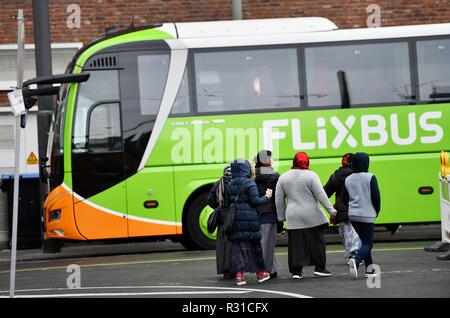 Frankfurt am Main, Deutschland. 20 Nov, 2018. Flixbus an einer Bushaltestelle, Deutschland, Stadt Frankfurt, 20. November 2018. Credit: Frank Mai | Nutzung weltweit/dpa/Alamy leben Nachrichten Stockfoto