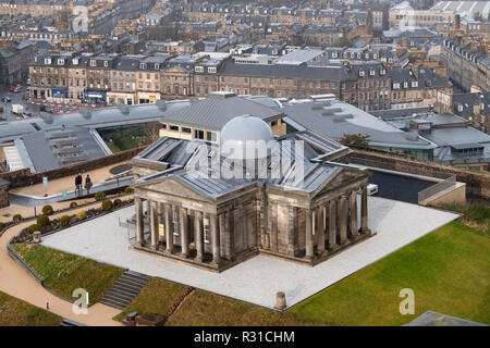 Edinburgh, Schottland, Großbritannien. 21. November 2018. Die historische Stadt Observatorium auf dem Calton Hill wird als Kollektiv, ein Kunst-Organisation und die restaurierten Stadt Sternwarte, Stadt Kuppel und eine Ausstellungsfläche sowie der Lookout, ein neues Restaurant, von der die Gardener's Cottage Besitzern Funktion Wieder öffnen. Es öffnet sich der Öffentlichkeit am 24. November 2018. Blick auf das Kollektiv mit Stadt Observatorium im Zentrum. Credit: Iain Masterton/Alamy leben Nachrichten Stockfoto