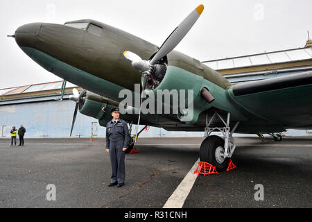 Prag, Tschechische Republik. 21 Nov, 2018. Die militärische Geschichte Institut Prag (VHU) übernahm eine Douglas DC-3 der militärischen Airliner namens Dakota zu der Sammlung des Museums, in Prag, Tschechische Republik, am 21. November 2018. Quelle: Vit Simanek/CTK Photo/Alamy leben Nachrichten Stockfoto