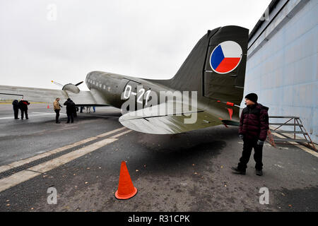 Prag, Tschechische Republik. 21 Nov, 2018. Die militärische Geschichte Institut Prag (VHU) übernahm eine Douglas DC-3 der militärischen Airliner namens Dakota zu der Sammlung des Museums, in Prag, Tschechische Republik, am 21. November 2018. Quelle: Vit Simanek/CTK Photo/Alamy leben Nachrichten Stockfoto