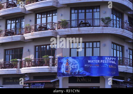 Phnom Penh, Kambodscha. November 21st, 2018. Phnom Penh feiert, Bon Om Touk, der Kambodschanischen Water Festival. 'Happy Water Festival' Zeichen Werbung Tiger Beer w/moderne Kambodschanische Architektur. Das Wasser Festival für 3 Tage dauert und zieht bis zu 2 Millionen Besucher, dieses Jahr ist es vom 21.-23. Credit: Kraig Lieb/Alamy leben Nachrichten Stockfoto