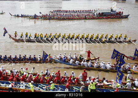 Phnom Penh. 21 Nov, 2018. Boot Racers nehmen Sie teil am Wasser Festival in den Tonle Sap Fluss in Phnom Penh, Kambodscha an November 21, 2018. Kambodscha begann die dreitägige Water Festival hier am Mittwoch mit Boot Rennen zieht Zehntausende von Zuschauern aus der ganzen Königreich zu feiern. Credit: Sovannara/Xinhua/Alamy leben Nachrichten Stockfoto