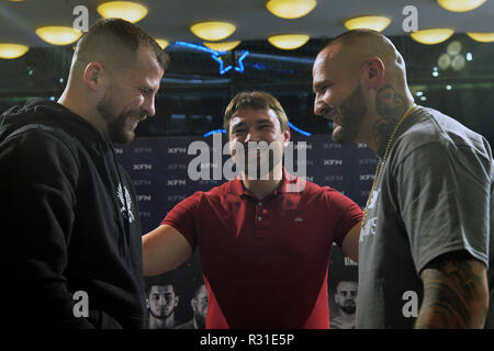 Prag, Tschechische Republik. 21 Nov, 2018. Tschechische rapper Marpo (Otakar Petrina), links, und Slowakischen rapper Rytmus (Patrik Vrbovsky), rechts, stellen während einer Pressekonferenz vor der Boxkampf, in Prag, Tschechische Republik, am 21. November 2018. Das Spiel wird am 27. Dezember in der Prager O2-Arena in einem MMA gala Abend statt. Quelle: Michaela Říhová/CTK Photo/Alamy leben Nachrichten Stockfoto