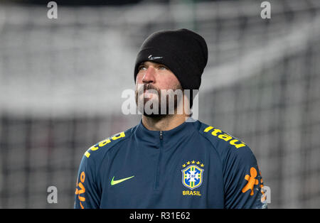 Milton Keynes, UK. Nov 2018 20. Alisson Torwart (Liverpool) von Brasilien Anzeigen pre Match während der internationalen Match zwischen Brasilien und Kamerun bei Stadion: mk, Milton Keynes, England am 20. November 2018. Foto von Andy Rowland. Credit: Andrew Rowland/Alamy leben Nachrichten Stockfoto