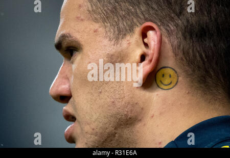 Milton Keynes, UK. Nov 2018 20. Das lächelnde Gesicht Tattoo am Hals der Torwart Ederson (Manchester City) von Brasilien während der internationalen Match zwischen Brasilien und Kamerun bei Stadion: mk, Milton Keynes, England am 20. November 2018. Foto von Andy Rowland. Credit: Andrew Rowland/Alamy leben Nachrichten Stockfoto