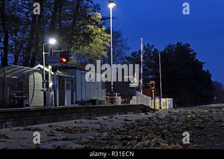 Rufford, Lancashire, UK. Nov 2018 21. Rufford Station steht einsam und leer am späten Nachmittag des Mittwoch, 21.11.18 auf der Preston zu Ormskirk Zweig Bahnstrecke Aufgrund der Rücknahme der Zug wegen der Auswirkungen der Blätter auf der Linie. Cw 6470 21. November 2018. Colin Wareing/Alamy Leben Nachrichten. Rufford Bahnhof, Rufford, Lancashire, England, UK Credit: Colin Wareing/Alamy leben Nachrichten Stockfoto