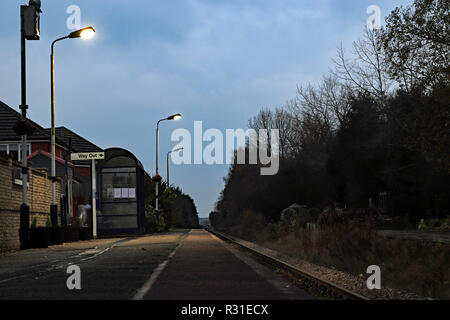 Croston, Lancashire, UK. Nov 2018 21. Croston Station steht einsam und leer am späten Nachmittag des Mittwoch, 21.11.18 auf der Preston zu Ormskirk Zweig Bahnstrecke Aufgrund der Rücknahme der Zug wegen der Auswirkungen der Blätter auf der Linie. Cw 6471 21. November 2018. Colin Wareing/Alamy Leben Nachrichten. Croston Bahnhof, Croston, Lancashire, England, UK Credit: Colin Wareing/Alamy leben Nachrichten Stockfoto