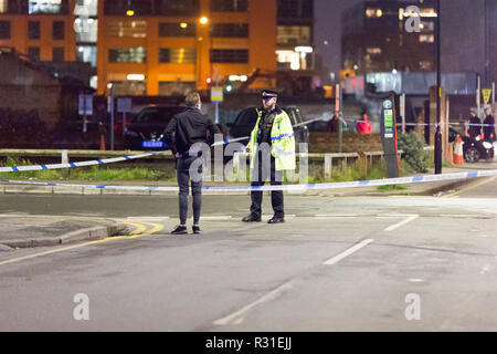 Manchester, Großbritannien. Nov 2018 21. Drei Männer im Krankenhaus nach einem Messer - Kampf im Stadtzentrum von Manchester. Der Vorfall ereignete sich in der nördlichen Viertel der Stadt um 6:00 Uhr Polizei sagte. Die Polizei war auf Berichte von zwei Gruppen gegenseitig Jagen auf Brauer Straße genannt. Bilder an der Kreuzung der Straße und Brauer Straße genommen. Quelle: Chris Bull/Alamy Leben Nachrichten. Stockfoto