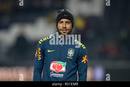 Milton Keynes, UK. Nov 2018 20. Rafinha (Barcelona) von Brasilien vor Spiel während der internationalen Match zwischen Brasilien und Kamerun bei Stadion: mk, Milton Keynes, England am 20. November 2018. Foto von Andy Rowland. Credit: Andrew Rowland/Alamy leben Nachrichten Stockfoto