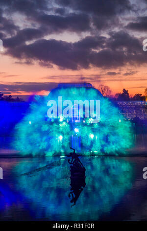 Kew Gardens, London, UK. Nov 2018 21. Palm House Grand Finale mit Laserstrahlen, Ströme von Licht und kaleidoskopische Projektionen spielen über ein riesen Wasser, die weihnachtliche Musik Klassiker begleitet. - Kew an Weihnachten, Kew Gardens-Anl beleuchteten Weg durch Kew nach dunklen Landschaft, um über eine Million Lichter leuchten. Ir läuft vom 22. November 2018 - vom 5. Januar 2019. Credit: Guy Bell/Alamy leben Nachrichten Stockfoto