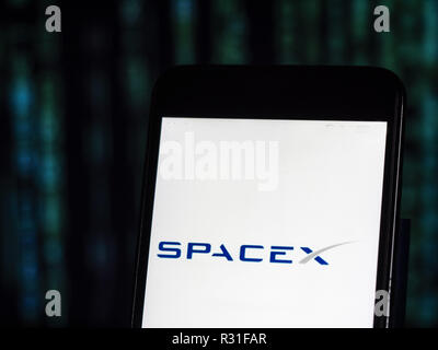 Kiew, Ukraine. 21 Nov, 2018. SpaceX Aerospace Company Logo auf dem Smartphone angezeigt. Space Exploration Technologies Corp., das als SpaceX, ist eine private amerikanische Luft- und Hersteller und Space Transportation Services Company Credit: Igor Golovniov/SOPA Images/ZUMA Draht/Alamy leben Nachrichten Stockfoto