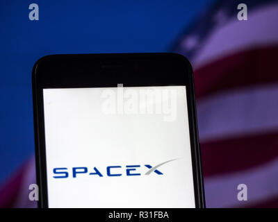 Kiew, Ukraine. 21 Nov, 2018. SpaceX Aerospace Company Logo auf dem Smartphone angezeigt. Space Exploration Technologies Corp., das als SpaceX, ist eine private amerikanische Luft- und Hersteller und Space Transportation Services Company Credit: Igor Golovniov/SOPA Images/ZUMA Draht/Alamy leben Nachrichten Stockfoto