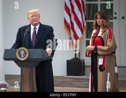 Präsidenten der Vereinigten Staaten Donald J. Trumpf macht die Erläuterungen sind wie Er und die erste Dame Melania Trump, rechts, Host der nationalen Thanksgiving Truthahn Begnadigung Zeremonie im Rosengarten des Weißen Hauses in Washington, DC am Dienstag, 20. November 2018. Nach der White House Historical Association, die Zeremonie im Jahre 1863 als US-Präsident Abraham Lincoln's gewährten Gnade zu einem der Türkei stammt. Die Tradition jelled 1989, als US-Präsident George HW Bush erklärte", aber lassen Sie mich Ihnen versichern, und dieses feine Tom Türkei, dass er nicht bis Ende am Tisch, nicht dieser Kerl - Er gewährt ein Vorstehen Stockfoto