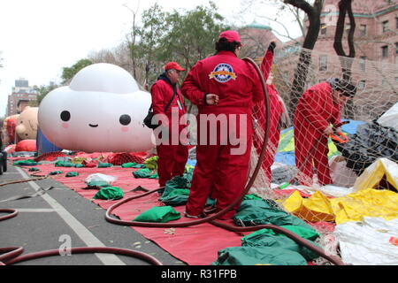 New York, USA. 21 Nov, 2018. Ein Ballon ist für die jährliche Thanksgiving Parade gefüllt. In den Straßen rund um das American Museum of Natural History in Central Park, Zahlen, Herzen und Sterne nahm langsam Gestalt an. Von limp Planen in sehr große Zahlen. Am Donnerstag (22.11.2018), anlässlich des jährlichen Thanksgiving Parade, die jedes Jahr von einer großen Kaufhauskette organisiert ist, sie waren mehr als drei Kilometer durch die Straßen der Metropole von Millionen durchgeführt werden. Credit: Christina Horsten/dpa/Alamy leben Nachrichten Stockfoto