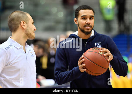 Turin, Italien. 21. November 2018. Dallas Joseph Moore während der 7 Tage EuroCup 2018/19 basketball Match zwischen FIAT AUXILIUM TORINO PalaVela VS UNICS KAZAN am Am 21.November, 2018 in Turin, Italien. Quelle: FABIO UDINE/Alamy leben Nachrichten Stockfoto