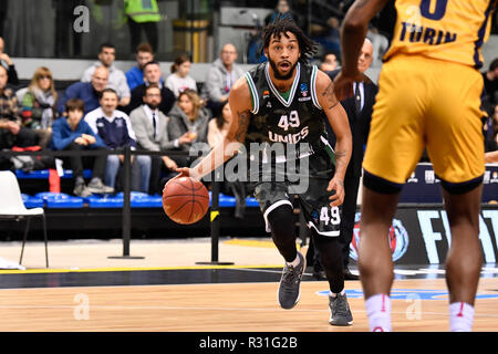 Turin, Italien. 21. November 2018. Henry Pierria (unics Kazan) während der 7 Tage EuroCup 2018/19 basketball Match zwischen FIAT AUXILIUM TORINO PalaVela VS UNICS KAZAN am Am 21.November, 2018 in Turin, Italien. Quelle: FABIO UDINE/Alamy leben Nachrichten Stockfoto