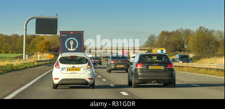 SWINDON, ENGLAND - NOVEMBER 2018: Verkehr auf der Autobahn M4 in der Nähe von Swindon. Stockfoto