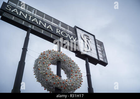 November 8, 2017 San Jose/CA/USA - Santana Row Einkaufsstraße mit Kranz für die kommenden Feiertage an einem bewölkten Himmel Hintergrund eingerichtet, San Stockfoto