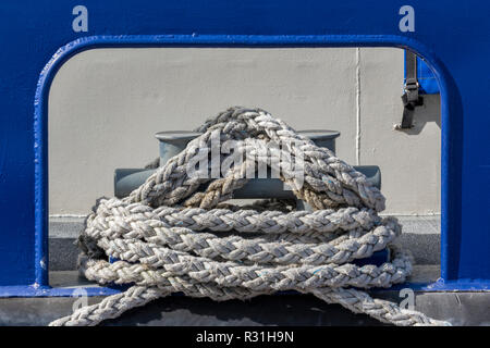 Schiffe festmachen oder liegestelle Poller mit einem großen Seil umwickelt, um ein Schiff in einen Hafen oder den Docks zu binden Stockfoto