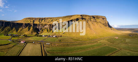 Drone schoß, Foss einen Wasserfall und Sidu Dverghamrar Stein Flanke, Island Stockfoto