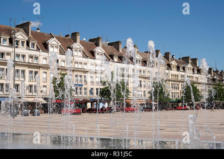 Brunnen in der die Place Jeanne Hachette, Beauvais, Département Oise, Frankreich, Europa Stockfoto