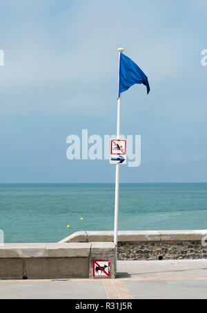 Blaue Markierung, die angibt, die Grenze des sicheres Baden im Meer bei Hautot-sur-Mer, Normandie, Seine-Maritime, Frankreich, Europa Stockfoto