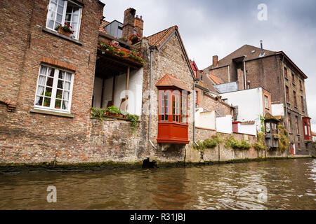 Die traditionelle mittelalterliche Häuser am Kanal in Brügge, Belgien. Stockfoto