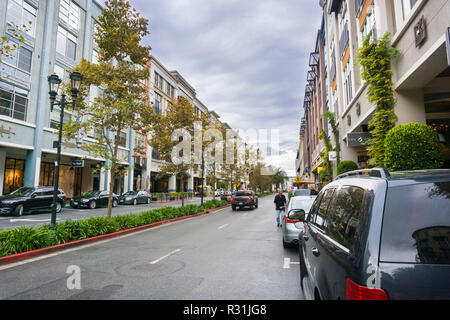 November 8, 2017 San Jose/CA/USA-Straße in der Nähe des Einkaufsviertels der Santana Row, San Francisco Bay Area, Californiasantan Zeile Stockfoto