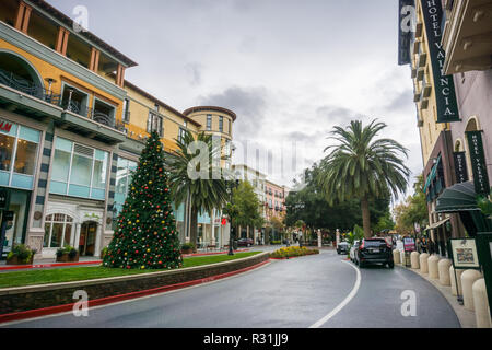 November 8, 2017 San Jose/CA/USA - Straße im Europäischen Stil inspiriert Einkaufsviertel der Santana Row, San Francisco Bay Area, Kalifornien Stockfoto