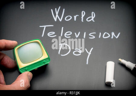 World Television Tag auf Tafel neben Miniatur TV, konzeptionelle Bild Stockfoto