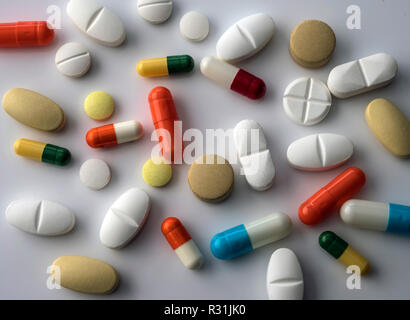 Tabletten und Kapseln in unterschiedlicher Größe und Farbe, konzeptionelle Bild Stockfoto
