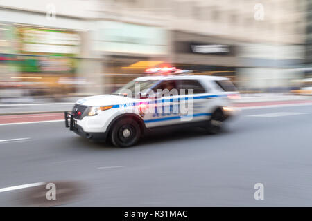 NYPD SUV-Geschwindigkeiten, Fifth Avenue, New York, USA Stockfoto